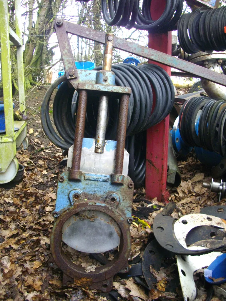 Many good used Knife Gate Valves at cheap prices